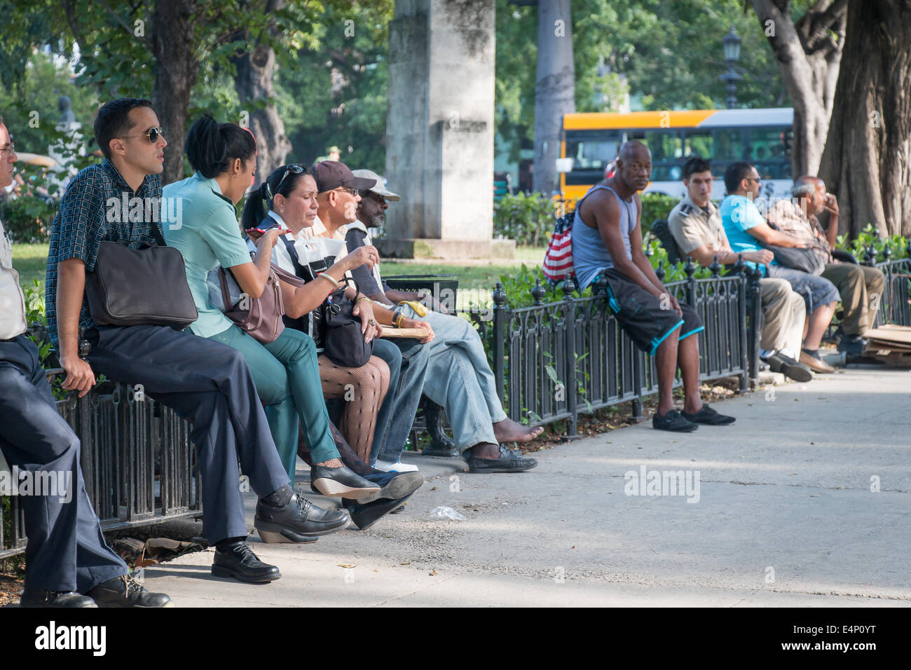 Leute sitzen im Parque De La Fraternidad, Capitolio, Havanna, Kuba Stockfoto