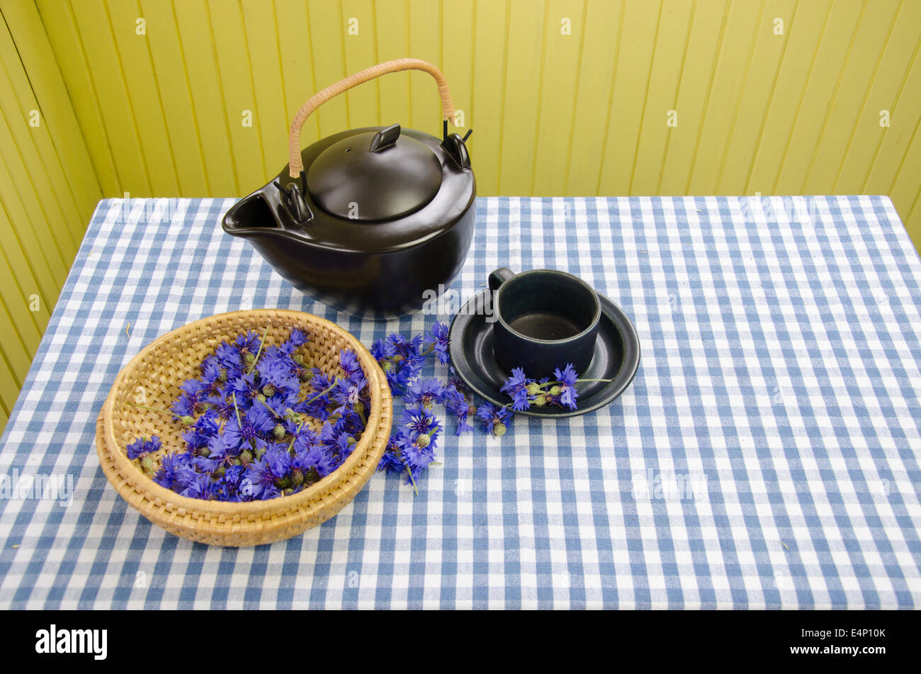 frische Kornblume Blüte auf Weidenkorb für Heilung Vitalität-Morgen-Tee Stockfoto