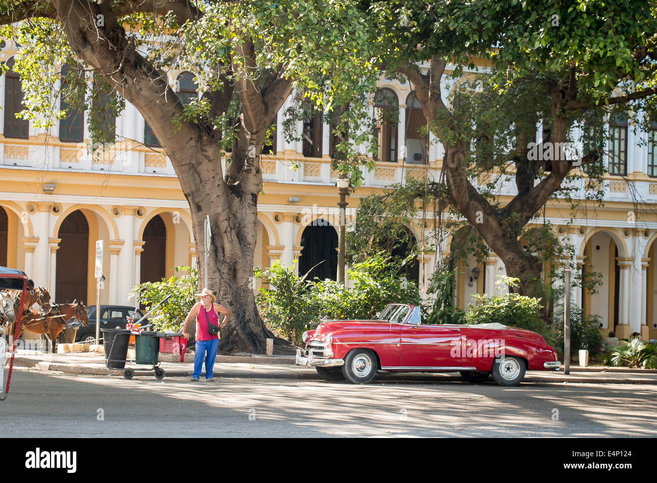 Garbage Collector stehen neben antiken roten Chevrolet Cabrio, Havanna Vieja (Altstadt), Havanna, Kuba Stockfoto