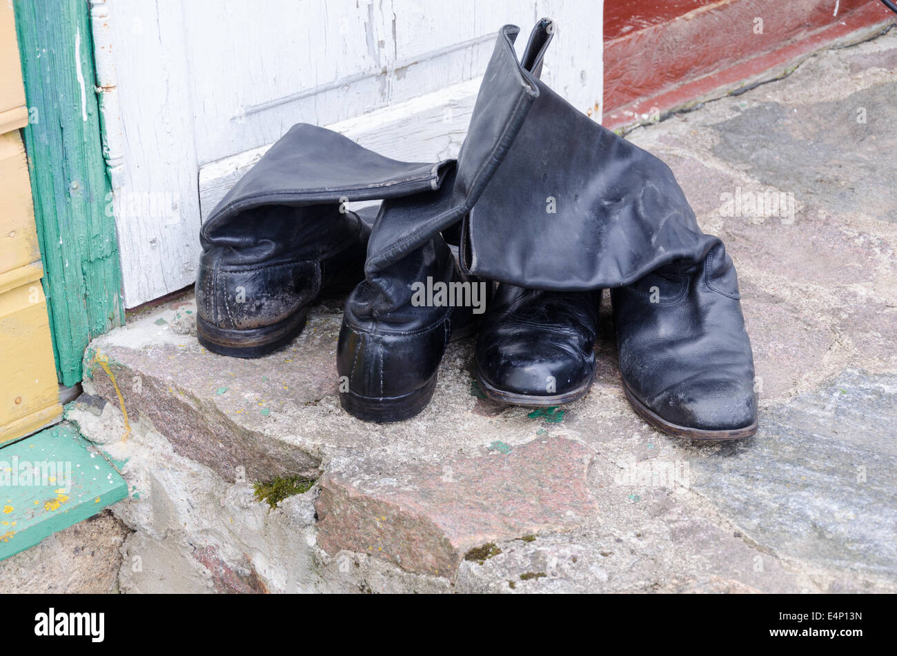 alte schwarze Leder Männer hohe Schuhe auf der Zement-Oberfläche im freien Stockfoto