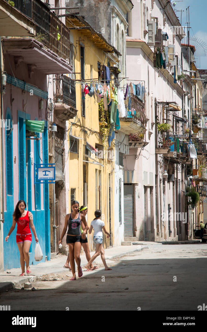 Junge Frauen auf der Straße, Havanna Vieja (Altstadt von Havanna), Havanna, Kuba Stockfoto