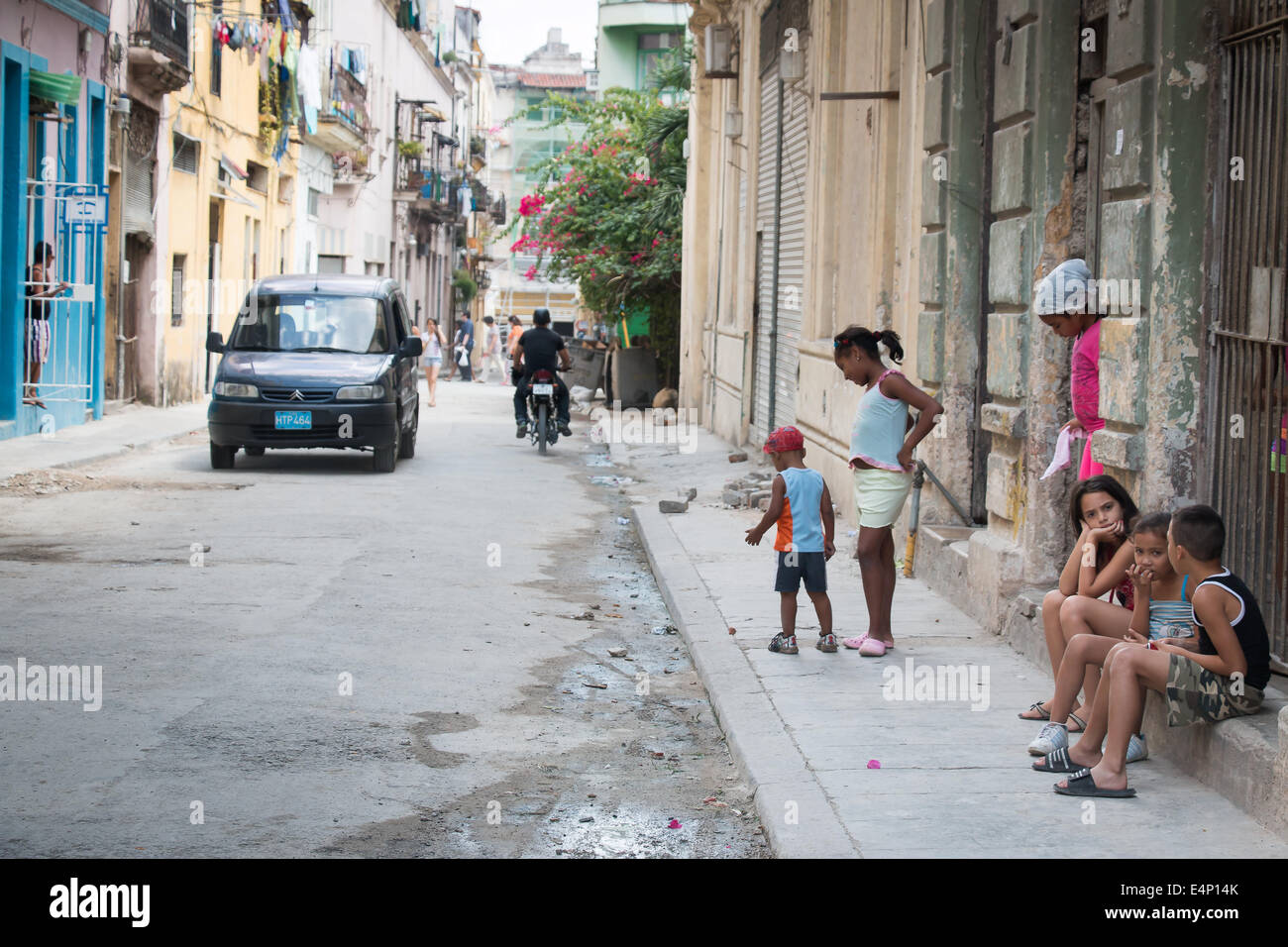 Kinder auf der Straße, Havanna Vieja (Altstadt von Havanna), Havanna, Kuba Stockfoto