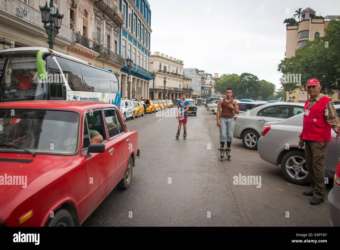 Junge Männer Inlineskaten mit Parkplatz Begleiter auf Recht, Capitolio, Havanna, Kuba Stockfoto