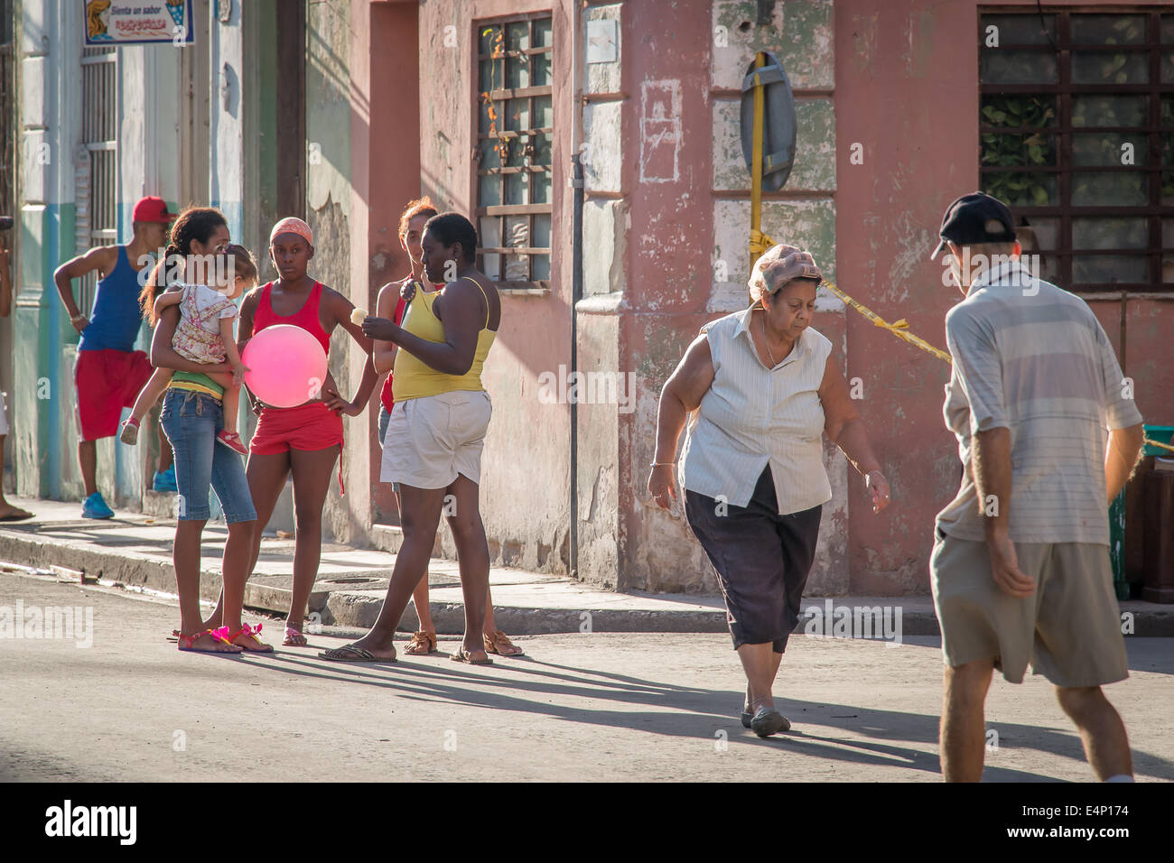 Frauen stehen und die Menschen gehen auf der Straße, Havanna, Kuba Stockfoto