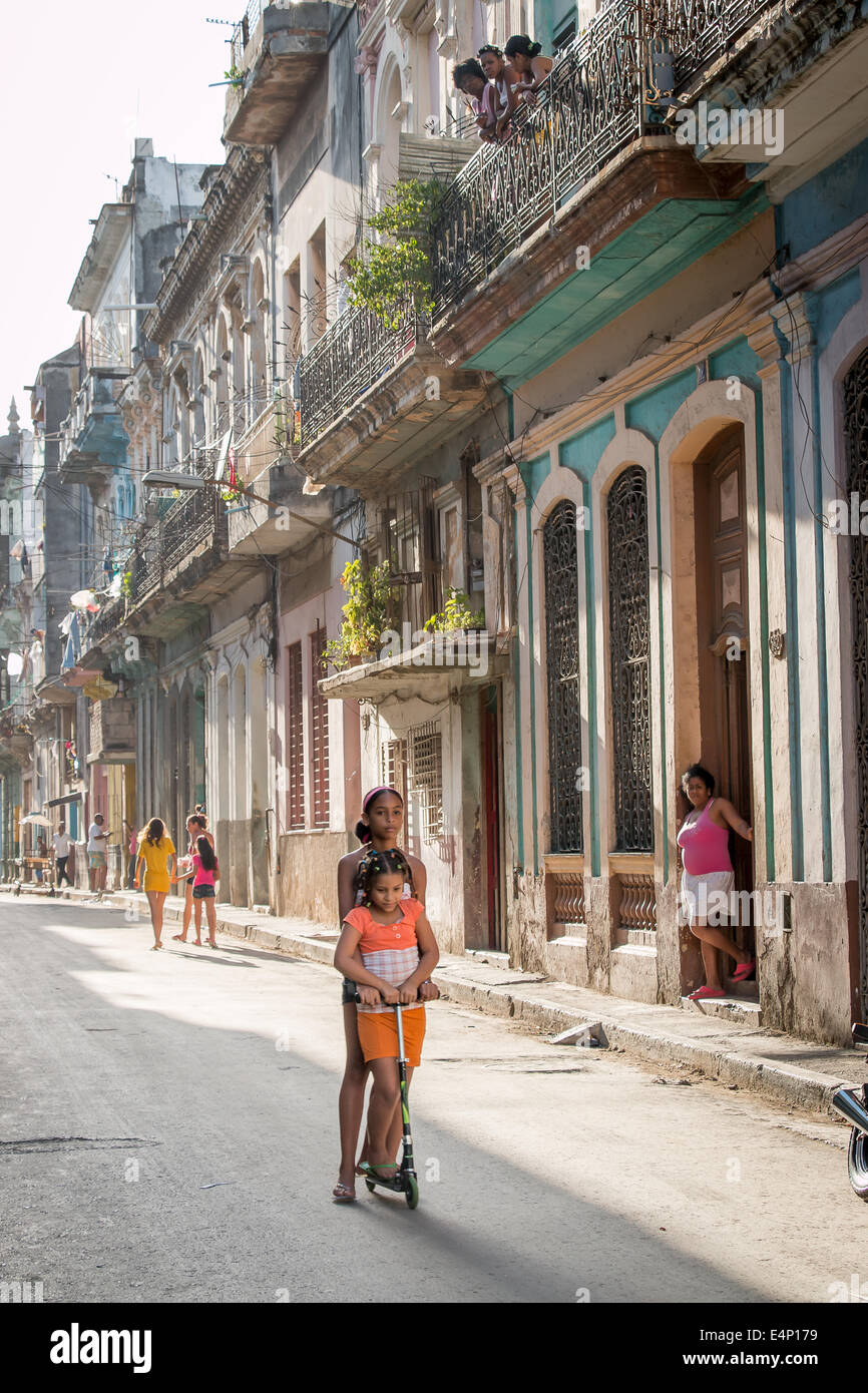 Mädchen auf Kick Scooter, Havanna, Kuba Stockfoto