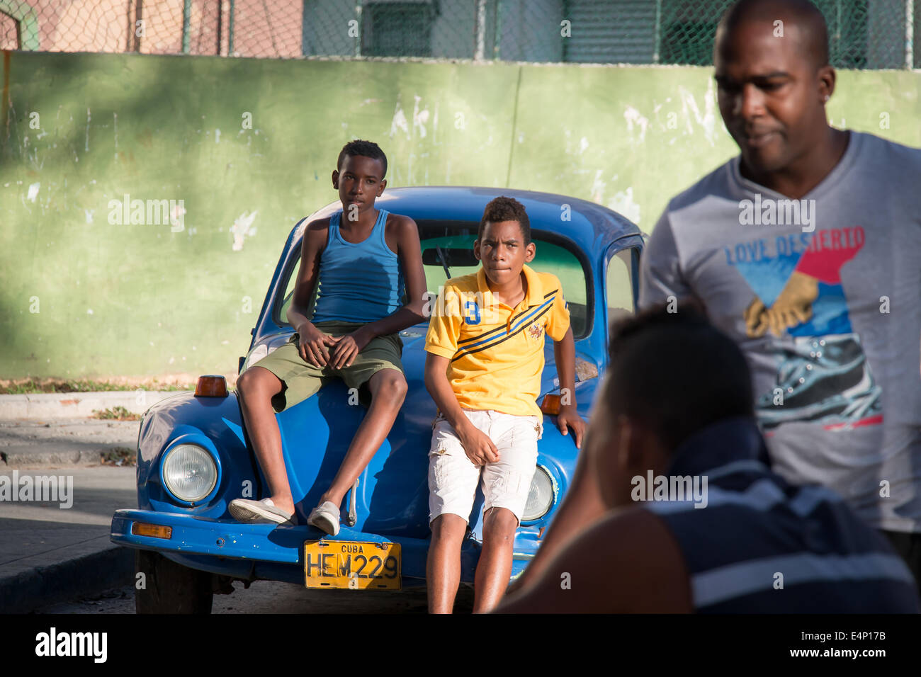 Jungs, die gerade lässig Fußballspiel, Havanna, Kuba Stockfoto