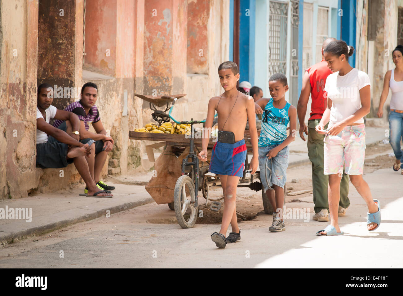 Männer und Jugend in Steets von Havanna Vieja (Altstadt von Havanna), Havanna, Kuba Stockfoto