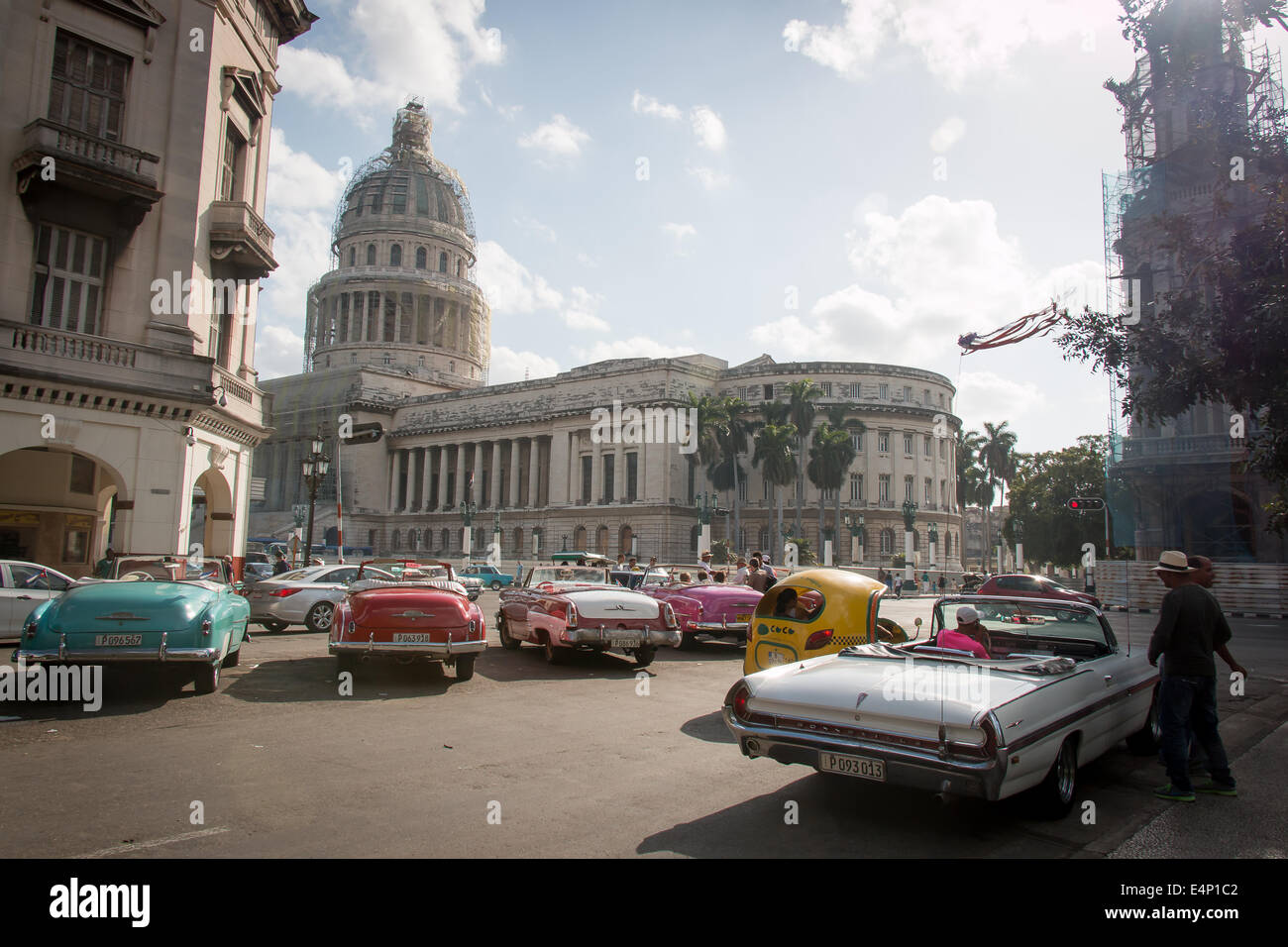 Oldtimer vor National Capitol Building, Capitolio, Havanna, Kuba Stockfoto