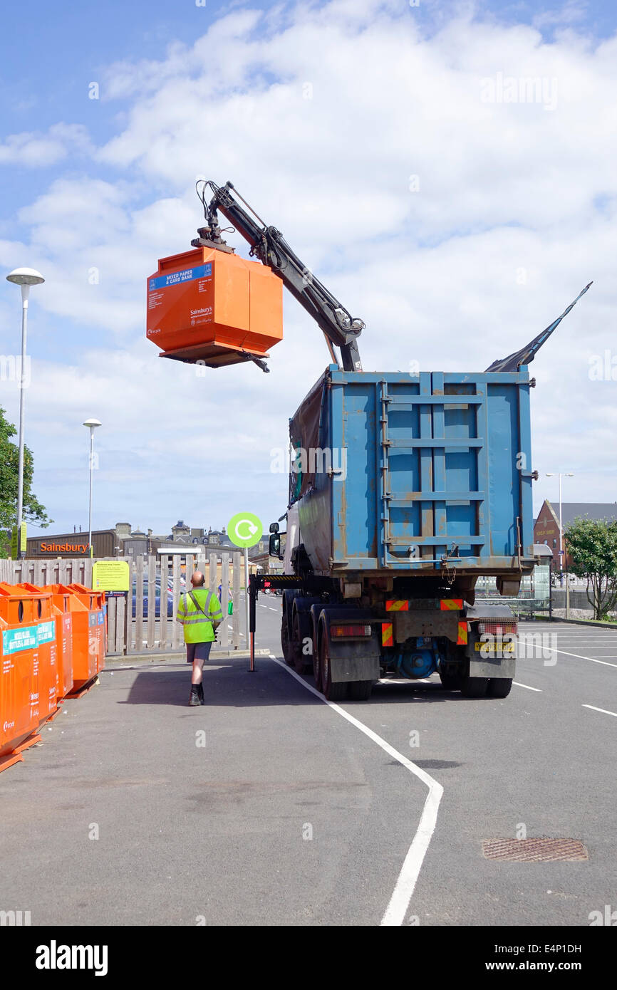 Recycling-Behälter für Altpapier und Karton entleert in einen LKW mit einem Operator kontrolliert hydraulische Handlingsystem Stockfoto