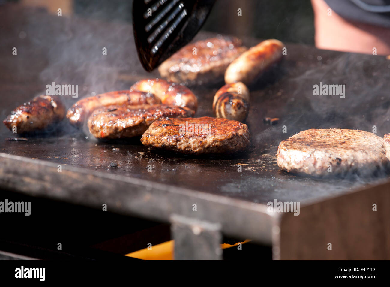 Würstchen und Kochen auf einem BBQ Beef-Burger Stockfoto