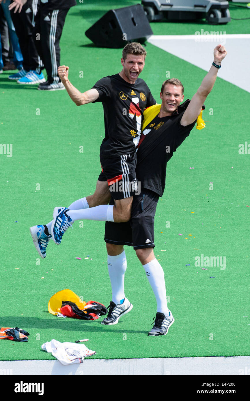 Berlin, Deutschland. 15. Juli 2014. Manuel Neuer und Thomas Mueller des deutschen Fußballs während des Empfangs der deutschen Nationalmannschaft bei der sogenannten "Fan-Meile" am Brandenburger Tor in Berlin, Deutschland, 15. Juli 2014. Bildnachweis: Dpa picture Alliance/Alamy Live News Stockfoto