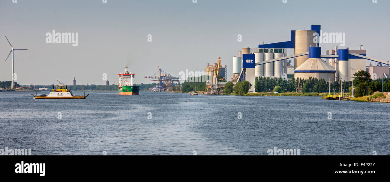 Fähre und CBR, Zementwerk entlang der Ghent-Terneuzen-Kanal im Ghent Seaport, Ost-Flandern, Belgien Stockfoto