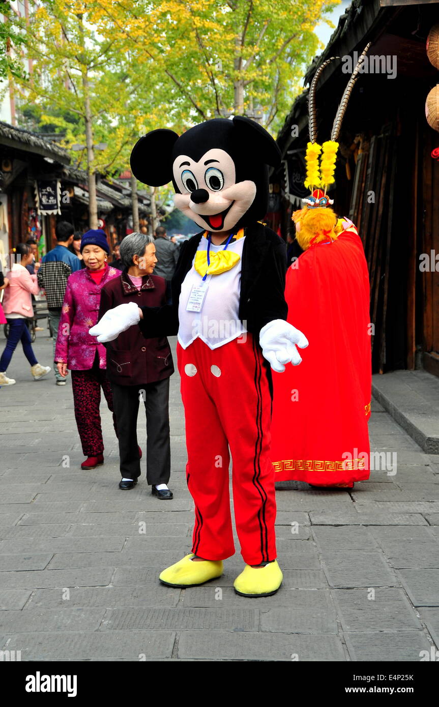 ANTIKE Stadt LANGZHONG (SICHUAN), CHINA: A Mickey Mouse Schauspieler fügt eine Prise der westlichen Kultur Stockfoto