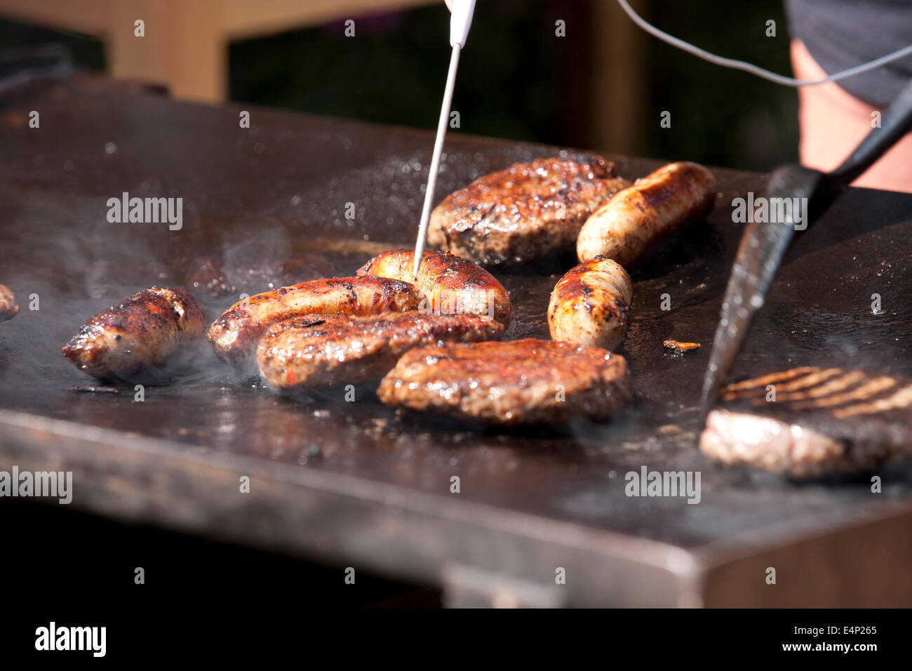 Fleisch wird mit einer Sonde Thermometer überprüft Stockfoto