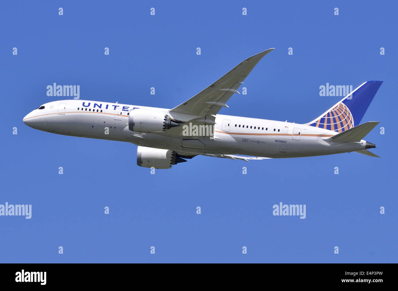 Dreamliner Boeing 787 von United Airlines, Klettern nach dem Start vom Flughafen London Heathrow betrieben Stockfoto