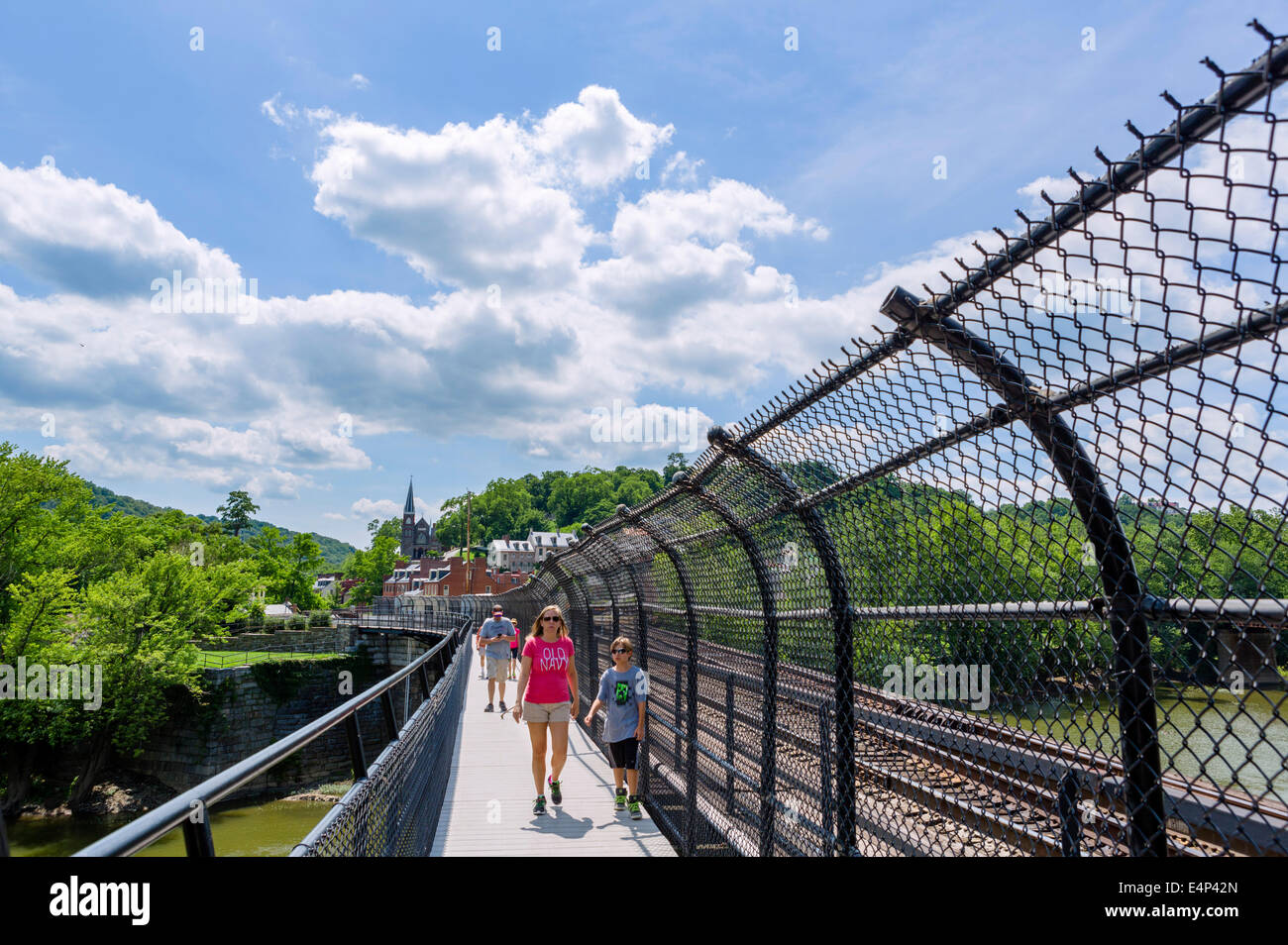 Appalachian Trail Fußgängerbrücke über Potomac Fluß bei Harpers Ferry mit Blick auf die Stadt, West Virginia, USA Stockfoto