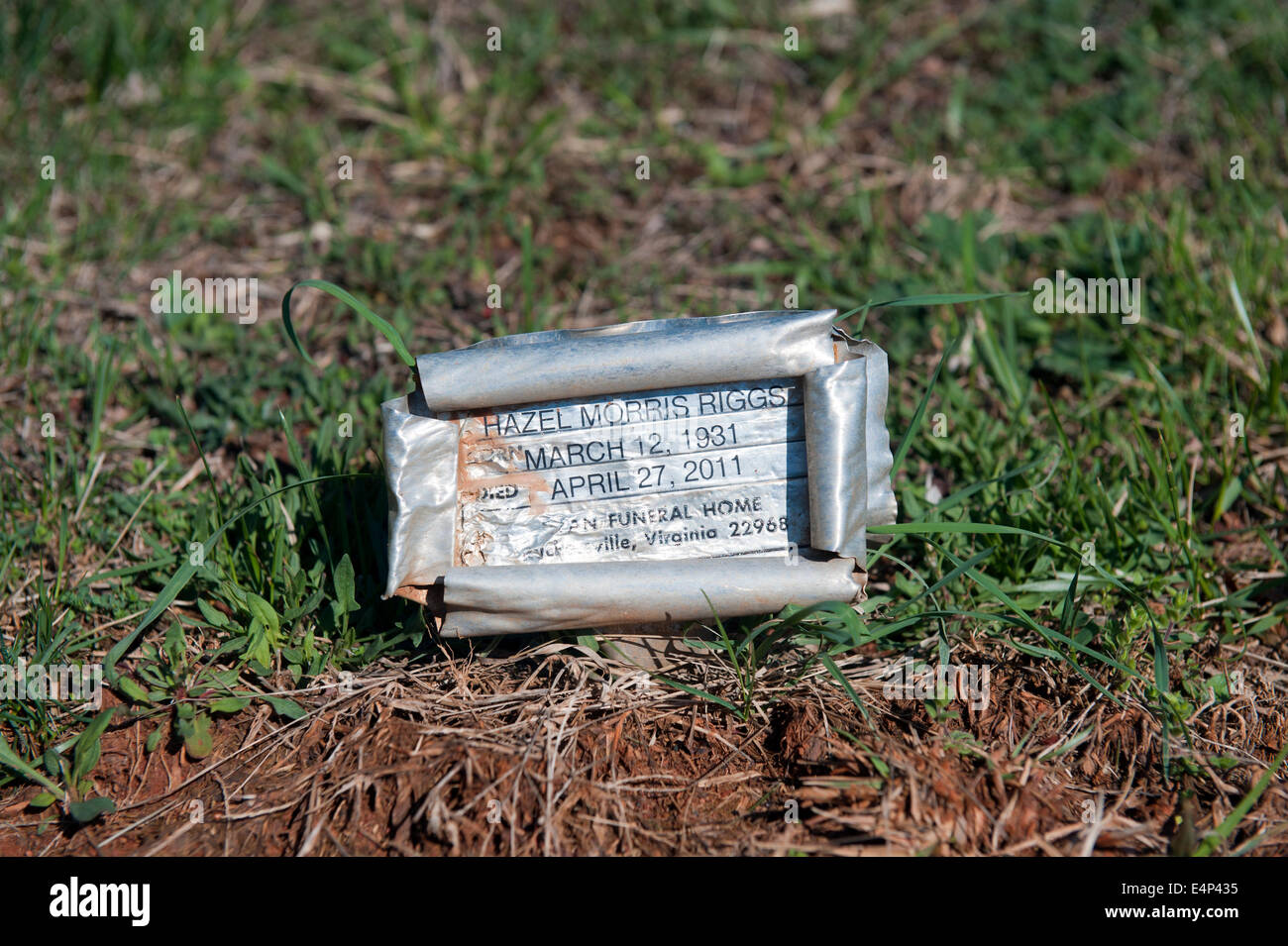 Kleine handgefertigte Zinn Marker auf einem Grab Stockfoto