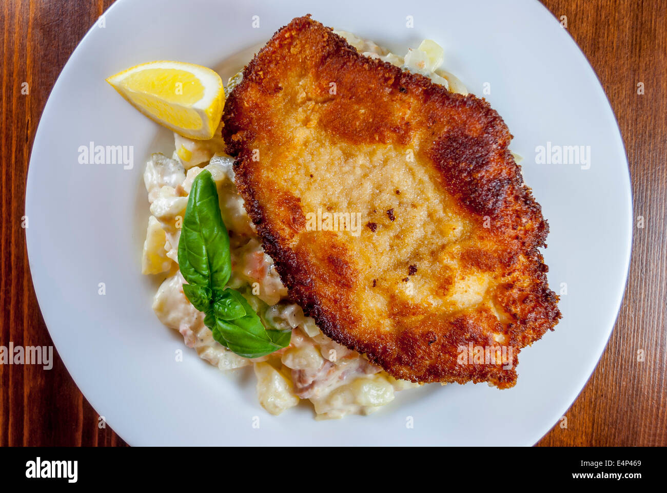 Wiener schnitzel mit kartoffelsalat -Fotos und -Bildmaterial in hoher ...