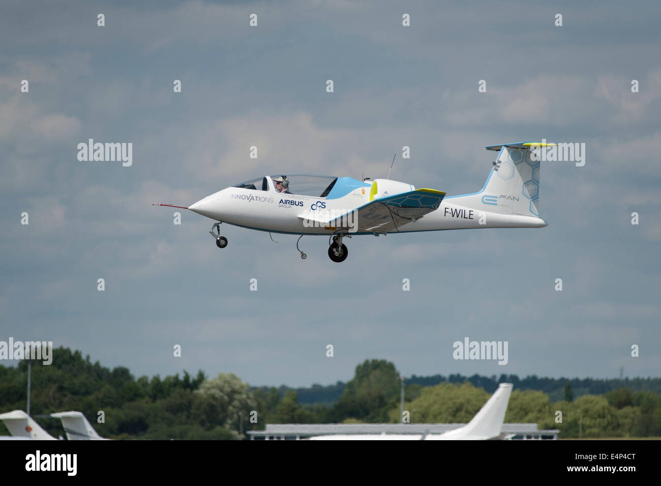 Flugplatz Farnborough, Hampshire, UK. 14. Juli 2014. Die internationale Luft-und Raumfahrtausstellung ist Großbritanniens größte Veranstaltung in der Luft-und Raumfahrt-Verteidigung-Kalender, alle zwei Jahre stattfindet. Bereitstellung von Geschäftsmöglichkeiten für die globale Luftfahrtindustrie, eröffnet auch für die Öffentlichkeit am 19. / 20. Juli, in diesem Jahr feiert 100 Jahre Luftfahrtgeschichte. Teilnehmenden Flugzeuge erreichen einen neuen Höchststand für Farnborough International Airshow in diesem Jahr gesponsert von Airbus Group. Demonstration durch die Airbus-Innovationen-E-Lüfter elektrische Motorflugzeug. Bildnachweis: Malcolm Park Leitartikel/Alamy Live-Nachrichten. Stockfoto