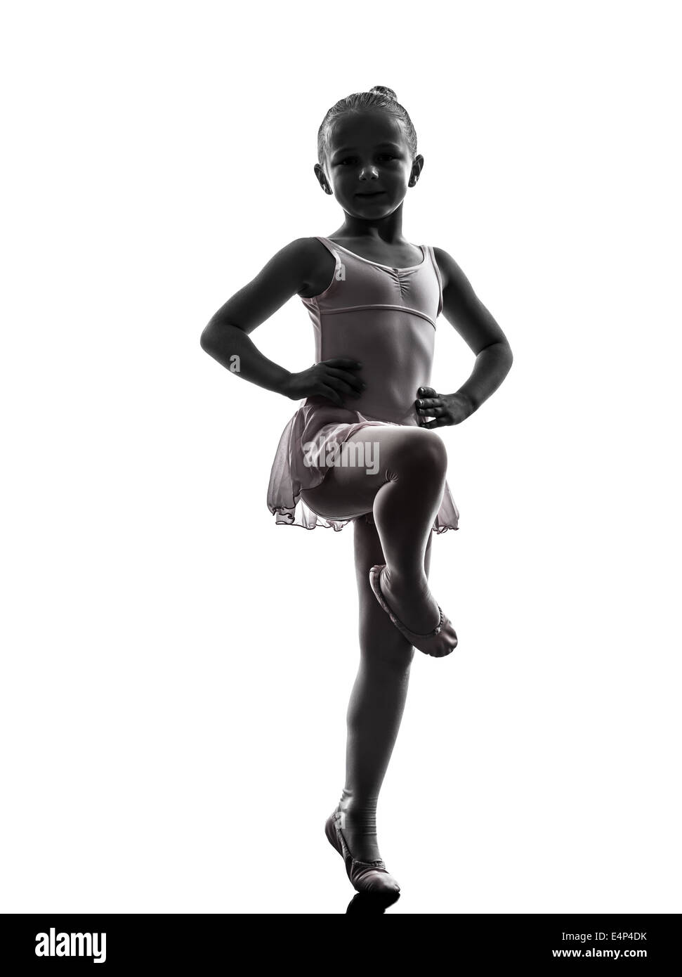 eine kleine Mädchen Ballerina Balletttänzer tanzen in der Silhouette auf weißem Hintergrund Stockfoto