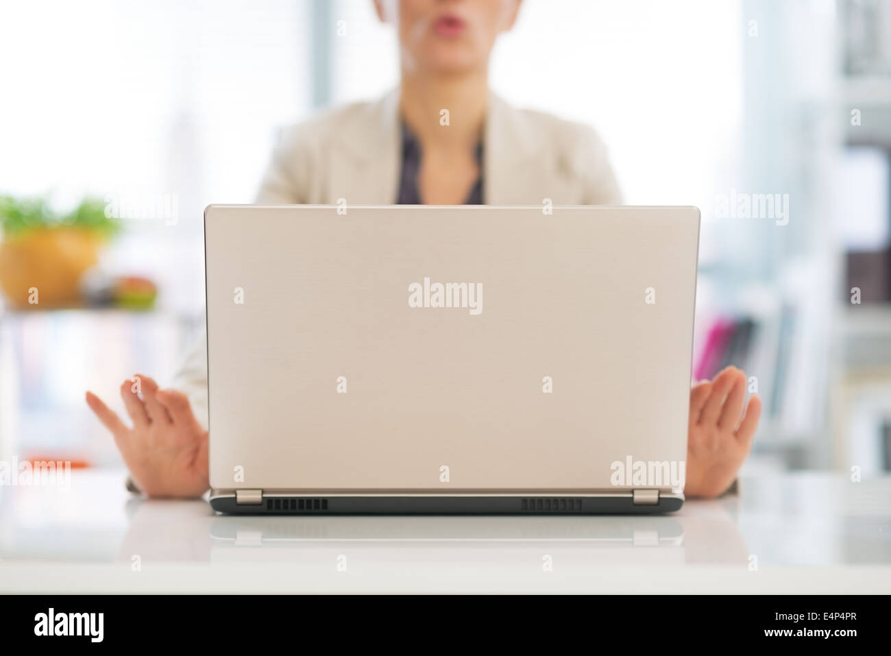 Closeup auf Business-Frau in der Nähe von Laptop zu meditieren Stockfoto