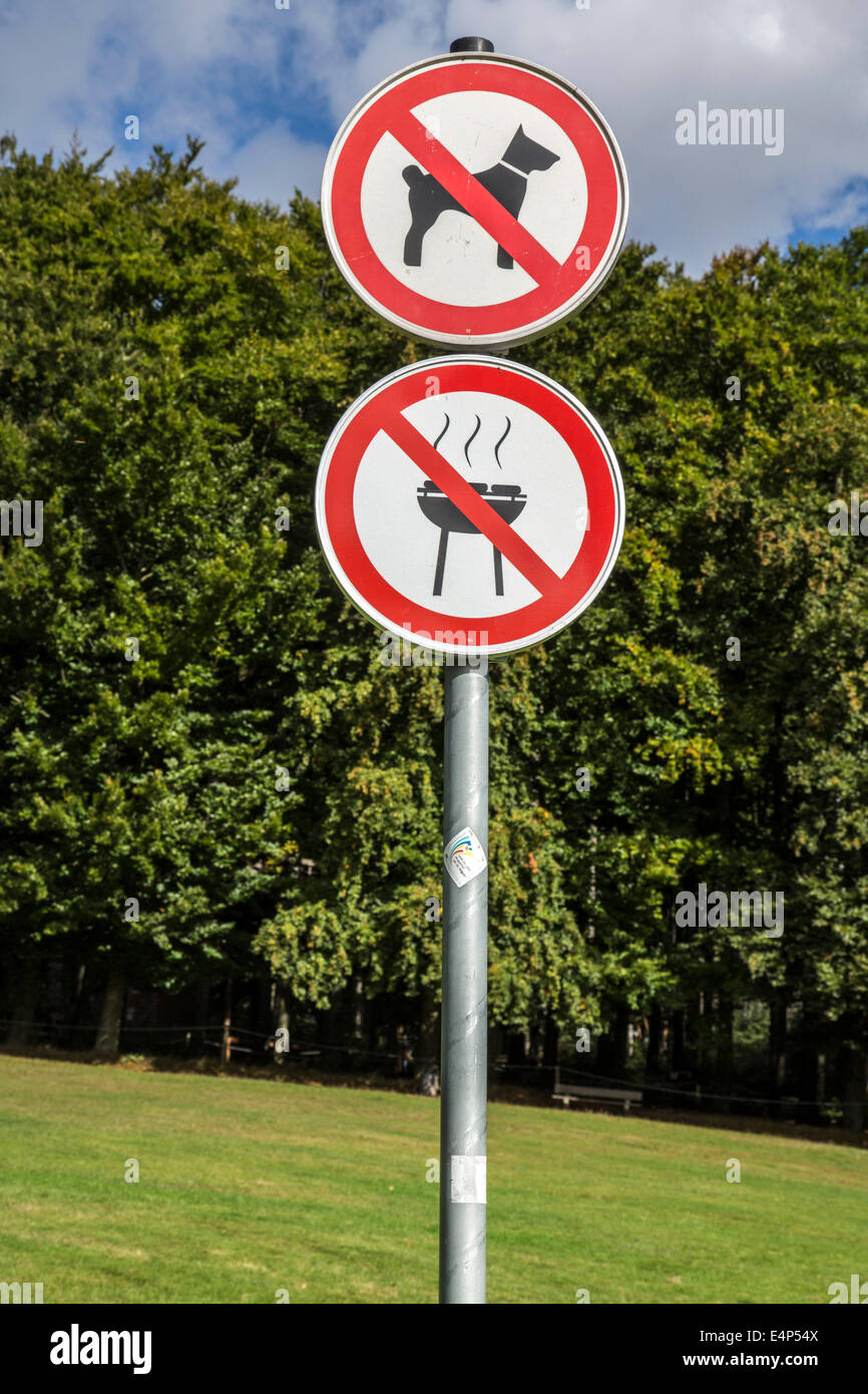 Verbotszeichen in einem Park, Hund und BBQ Grills nicht erlaubt Stockfoto