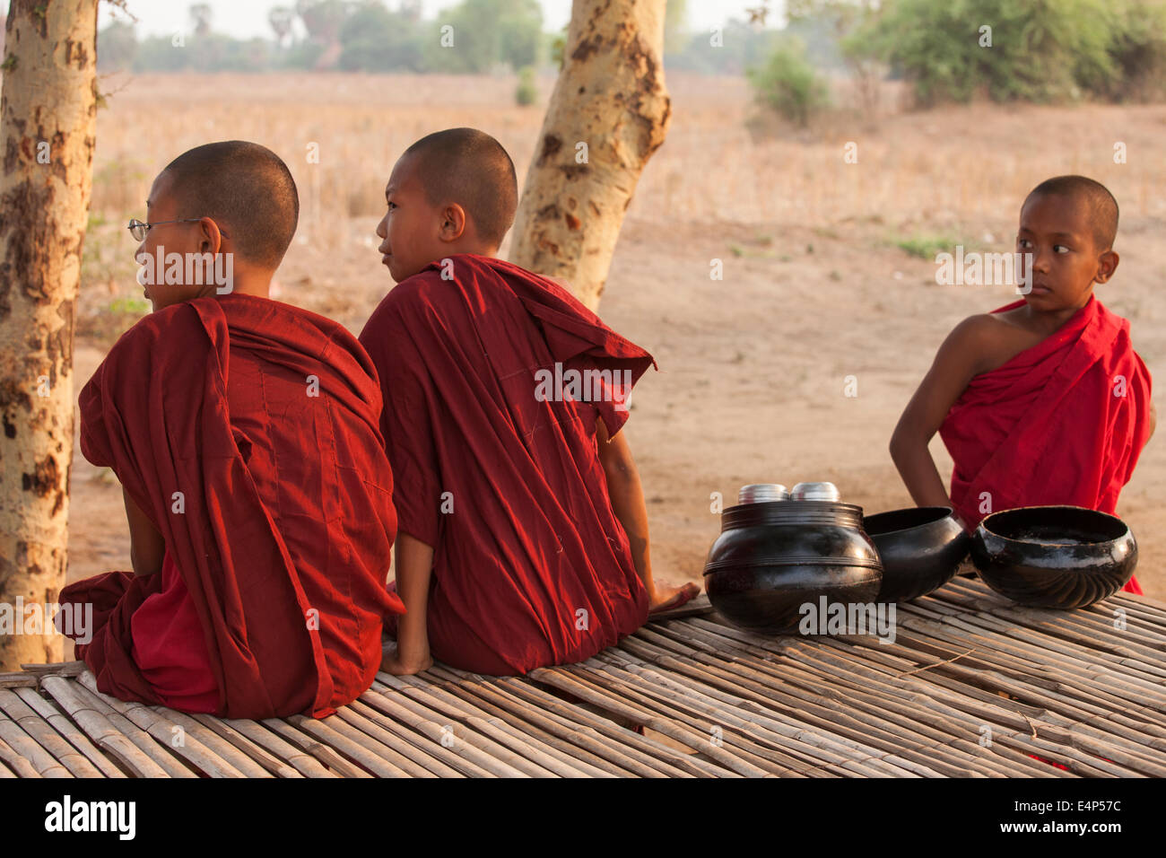 Junge Mönche erwarten Anfang der Runde ein Almosen in der Anwohner für Lebensmittelspenden auffordern. Stockfoto