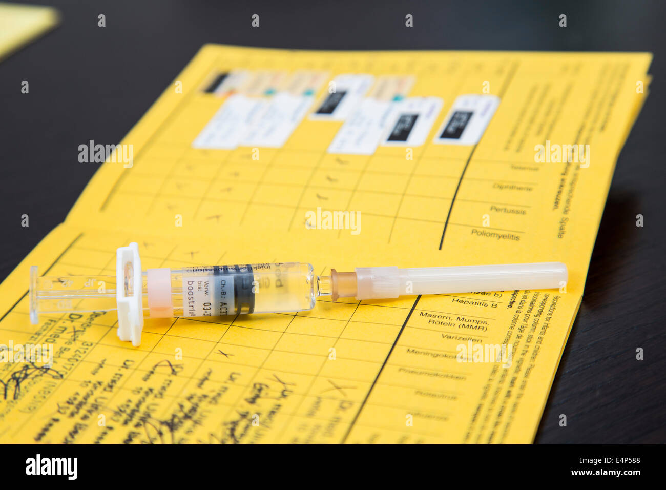 Impfpass mit Spritze, Einwegverpackungen, Booster-Impfung gegen Diphtherie, Tetanus und pertussis Stockfoto