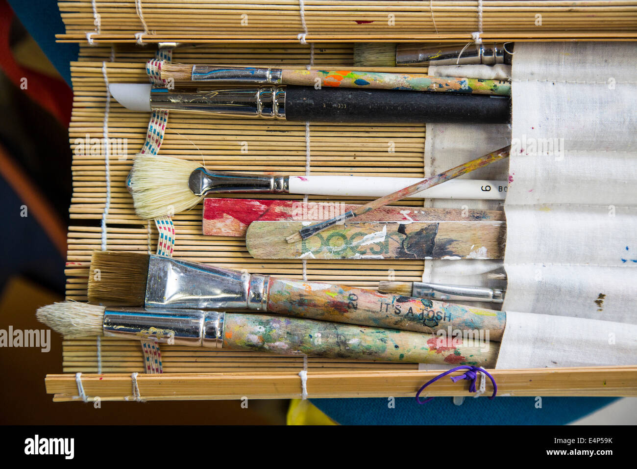 Farbpalette, Pinsel und Malwerkzeuge in eine Tasche, in einer Schule der Malerei Stockfoto