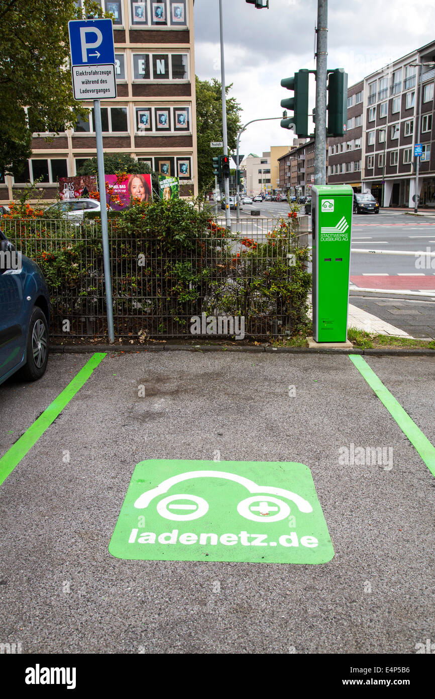 Autoladestation in Duisburg, auf einem Parkplatz in der Stadt, wo Elektrofahrzeuge aufgeladen werden können. Stockfoto