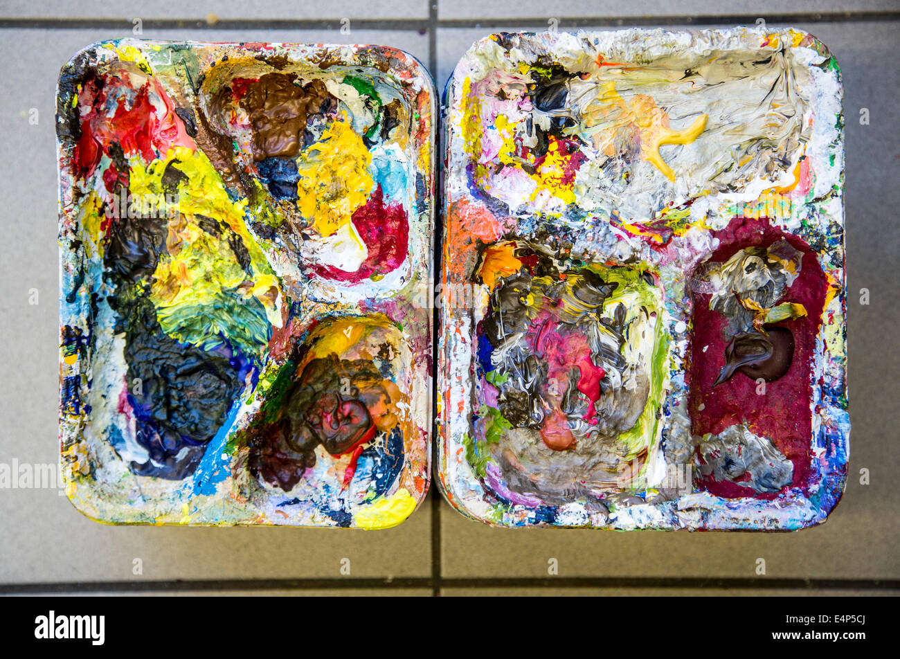 Farbpalette, Behälter zum Mischen der Farben in einer Malerschule, Malerei, Stockfoto