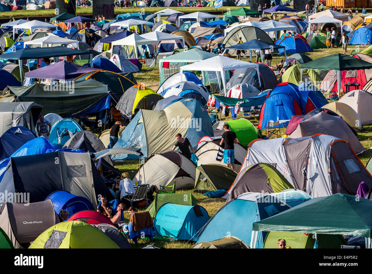 Viele Zelte auf einer Wiese bei einem Open-Air-Festival, camping, Stockfoto