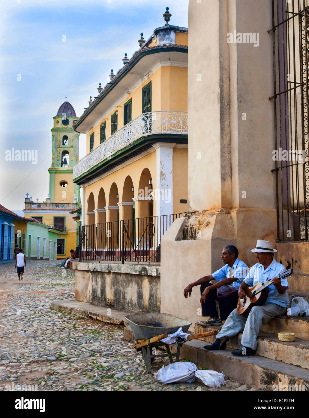 Ein Gitarrist führt ein musikalisches Ständchen für Passanten in Trinidad, Kuba Stockfoto