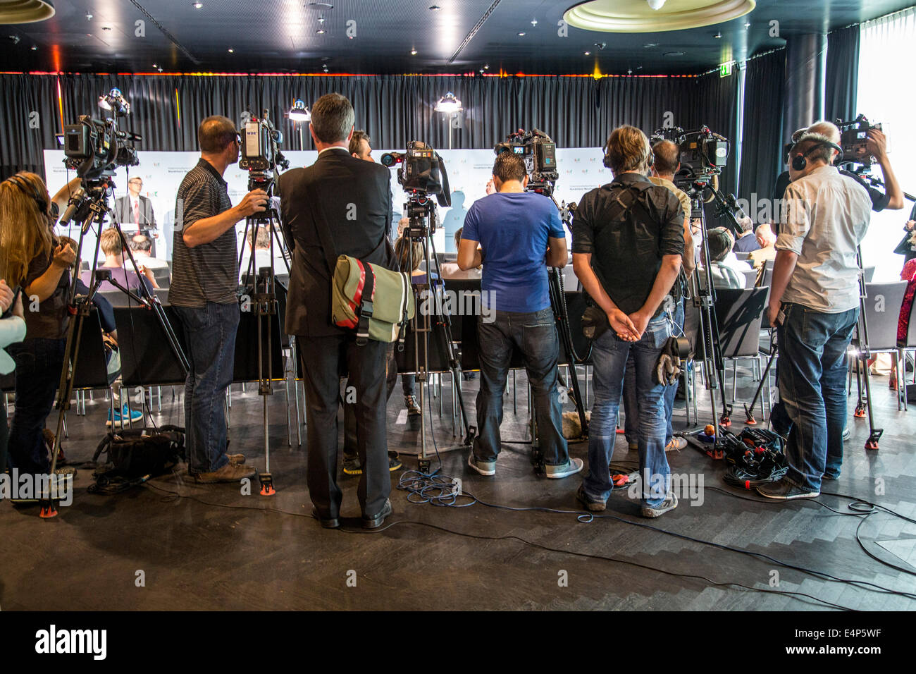 Medien, Kamera, TV-Kameras auf Stativen, auf einer Pressekonferenz, Stockfoto
