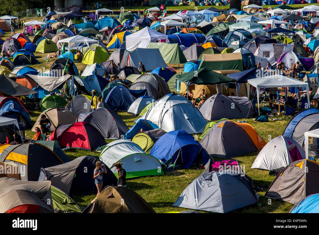 Viele Zelte auf einer Wiese bei einem Open-Air-Festival, camping  Stockfotografie - Alamy