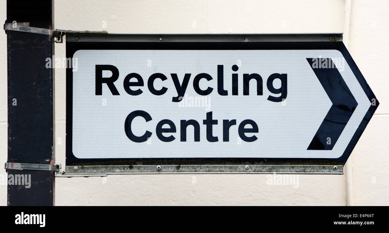 Metall Schild verweist direkt auf ein Recycling-Center Stockfoto