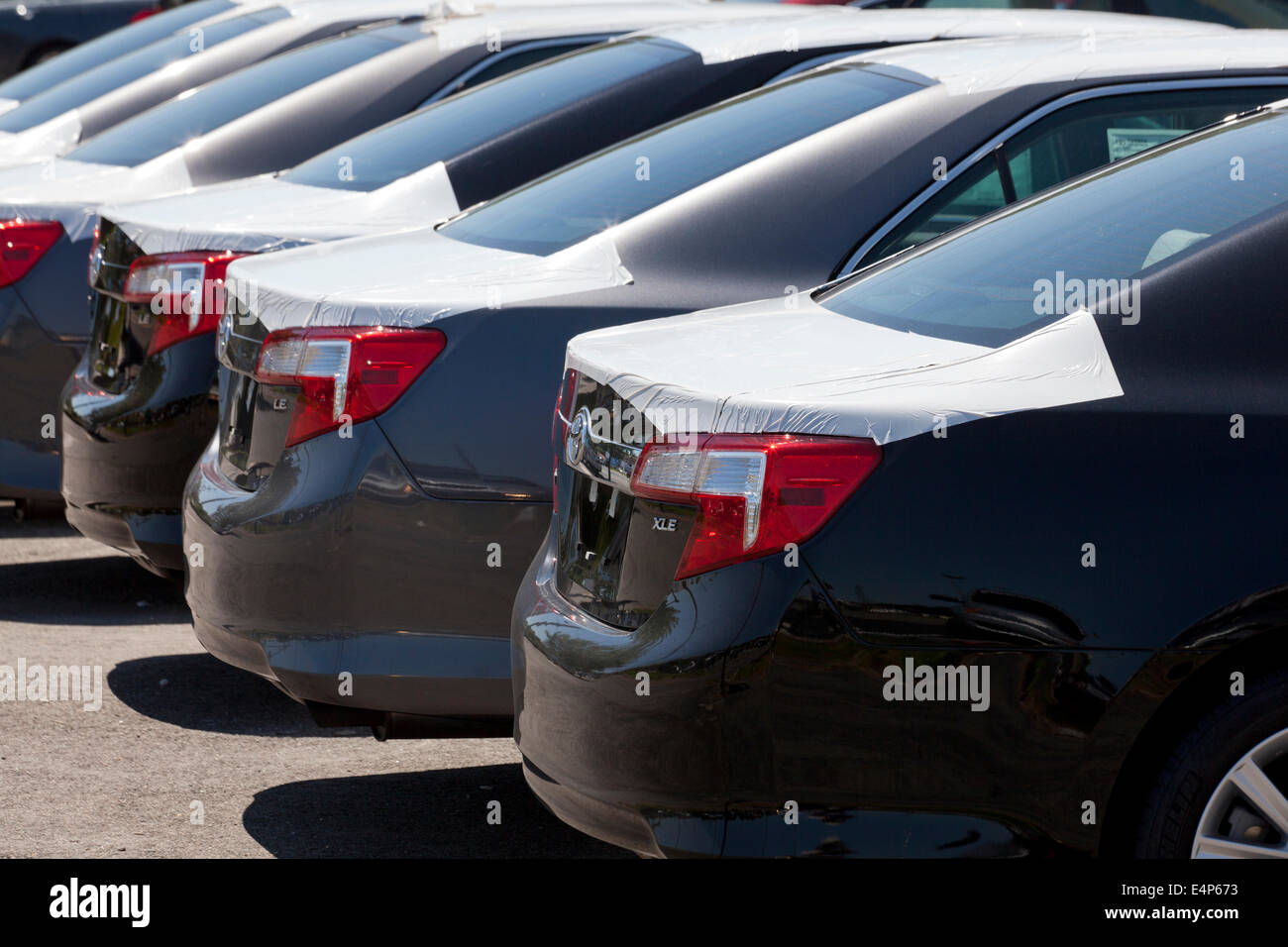 Toyota Camry Neuwagen auf Grundstück mit Schutzfolie - USA Stockfoto