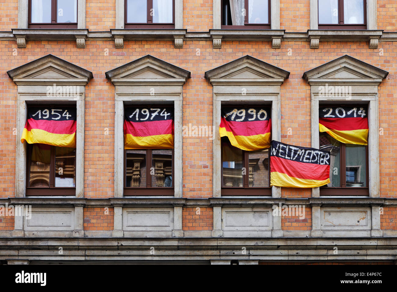 Deutschland Fußball-Weltmeister 1954 1974 1990 bis 2014; Fahnen mit den Jahreszahlen an den Fenstern eines deutschen Fan Stockfoto