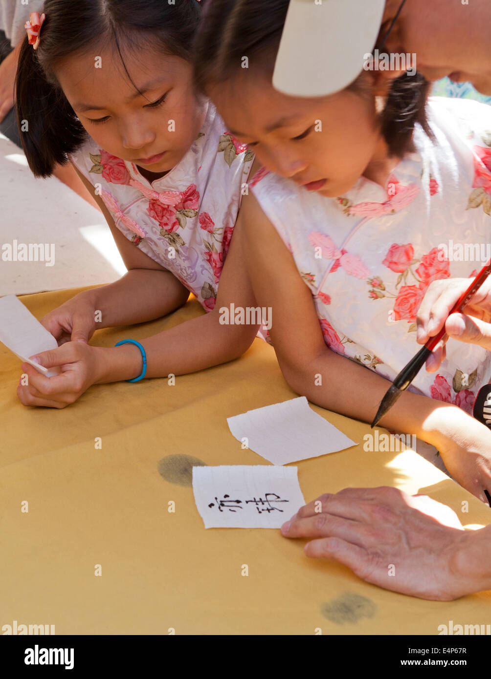 Heranwachsenden Kindern lernen chinesischen Kalligraphie Stockfoto