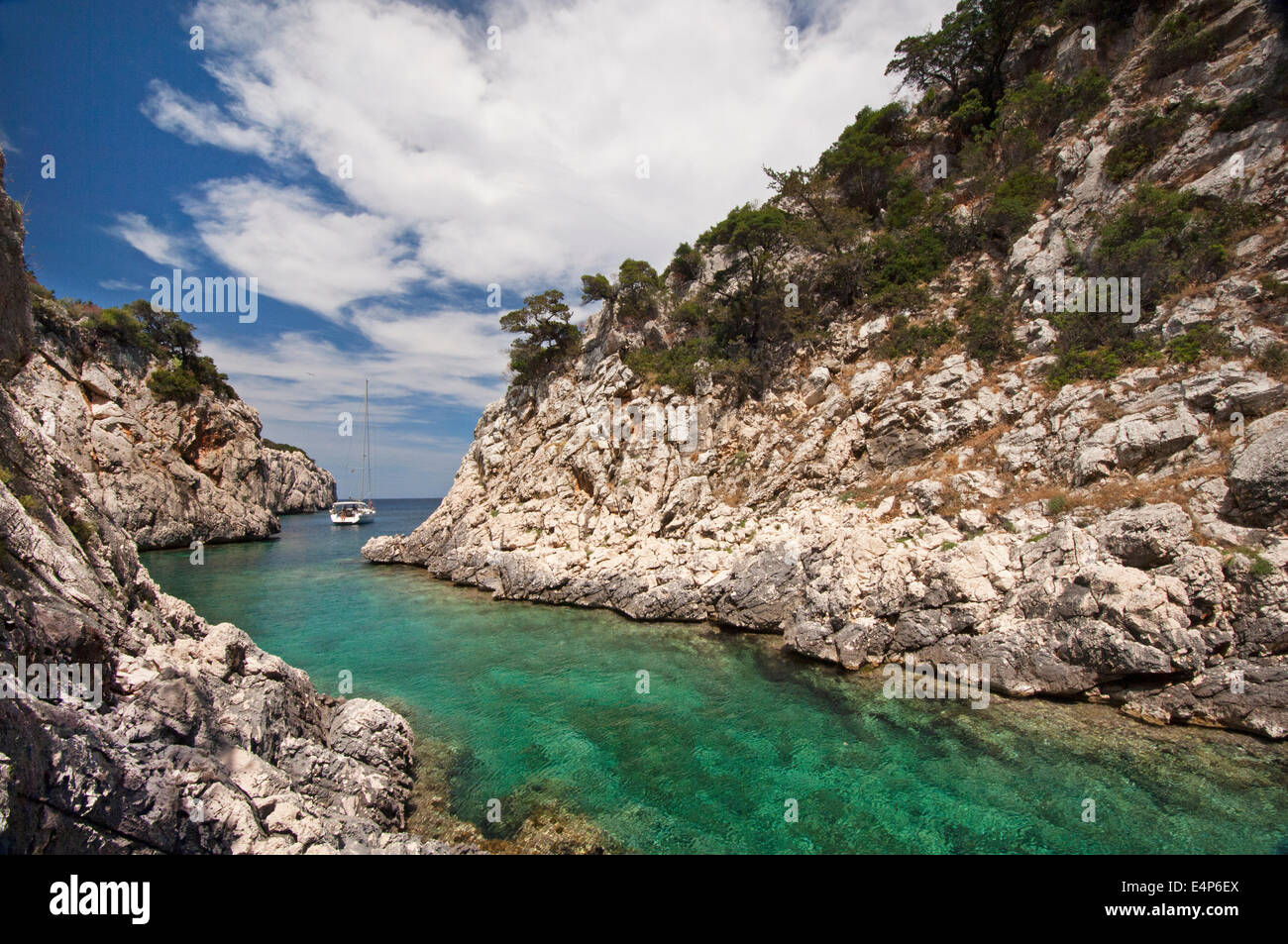 Aussicht auf den Fjord Cala Tramontana mit Segelboot, Portu Quau Baunei Küste am Golf von Orosei, Sardinien, Italien Stockfoto