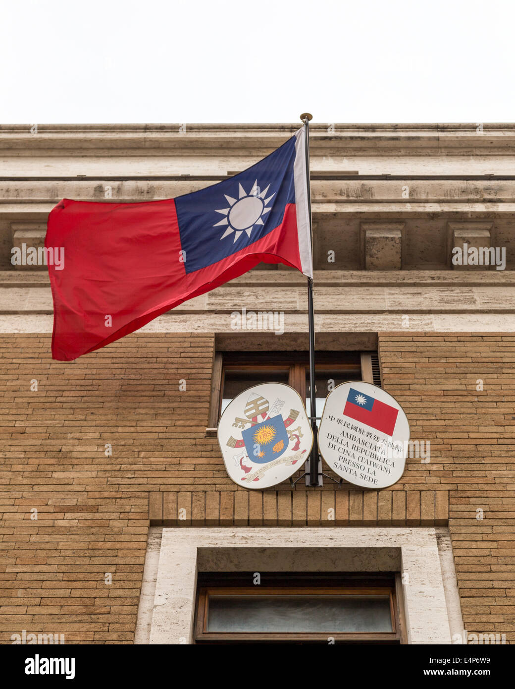 Flagge und Beschilderung an der Botschaft der Republik China (Taiwan) beim Heiligen Stuhl in Rom, Italien. Stockfoto