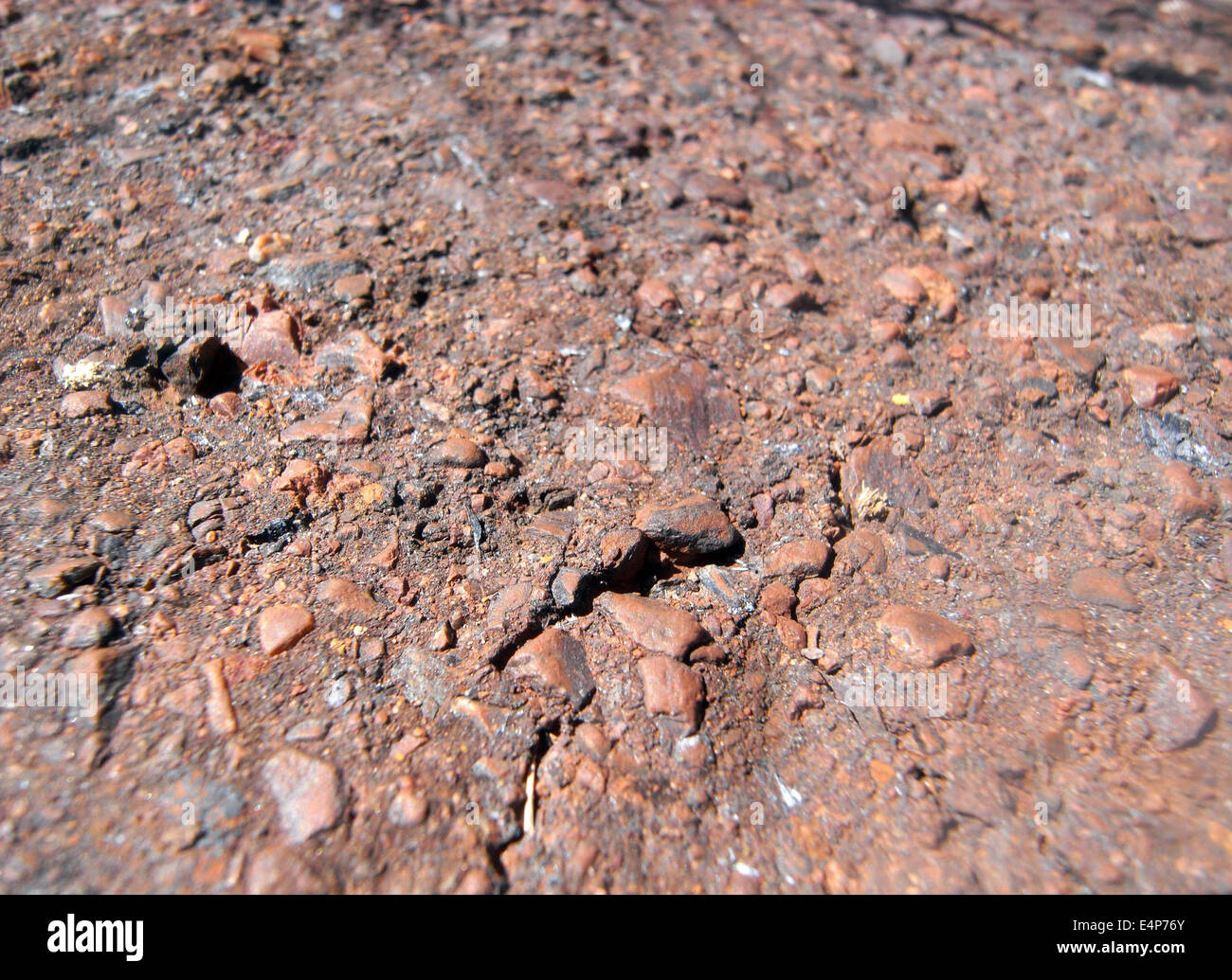 Belag der Straße mit Asbest Fragmente Wittenoom, Region Pilbara, Western Australia Stockfoto