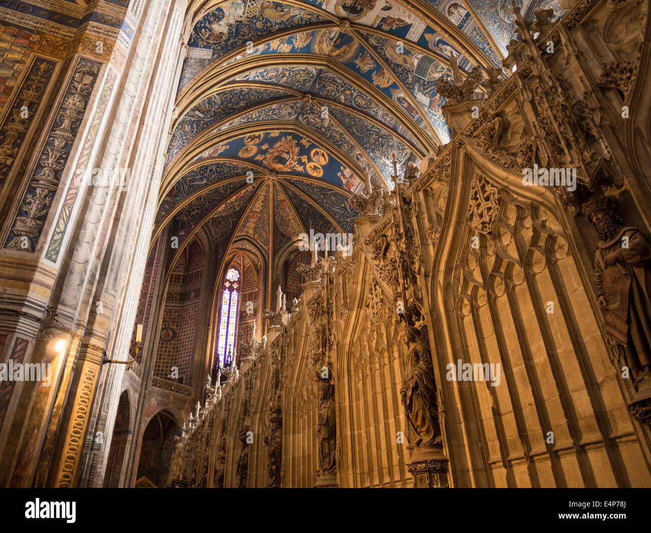 Chor-Gehäuse und reich verzierte Decke von Albi Kathedrale. Die Rückseite der massiven Kathedrale in Albi mit einem kunstvoll geschnitzten Chor Stockfoto