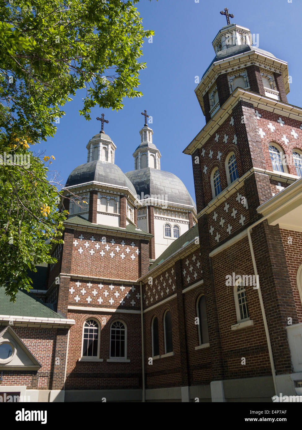 Ukrainische katholische Kathedrale in Edmonton. Vollziegel Kathedrale wird von zwei Kuppeln und ein Turm mit einem reich verzierten Eisen gekrönt. Stockfoto