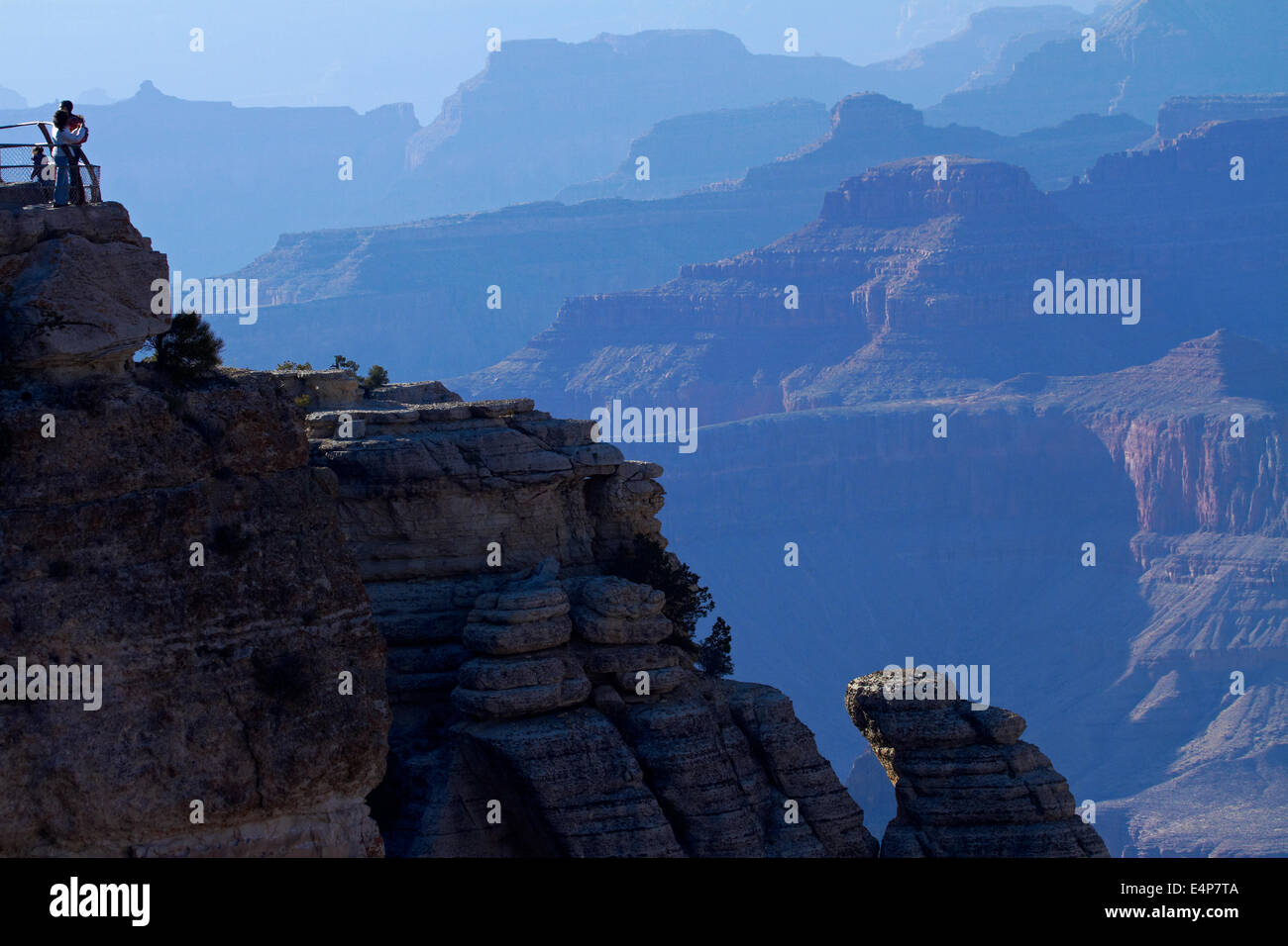 Grand Canyon und Touristen am Mather Point, South Rim, Grand Canyon National Park, Arizona, USA Stockfoto