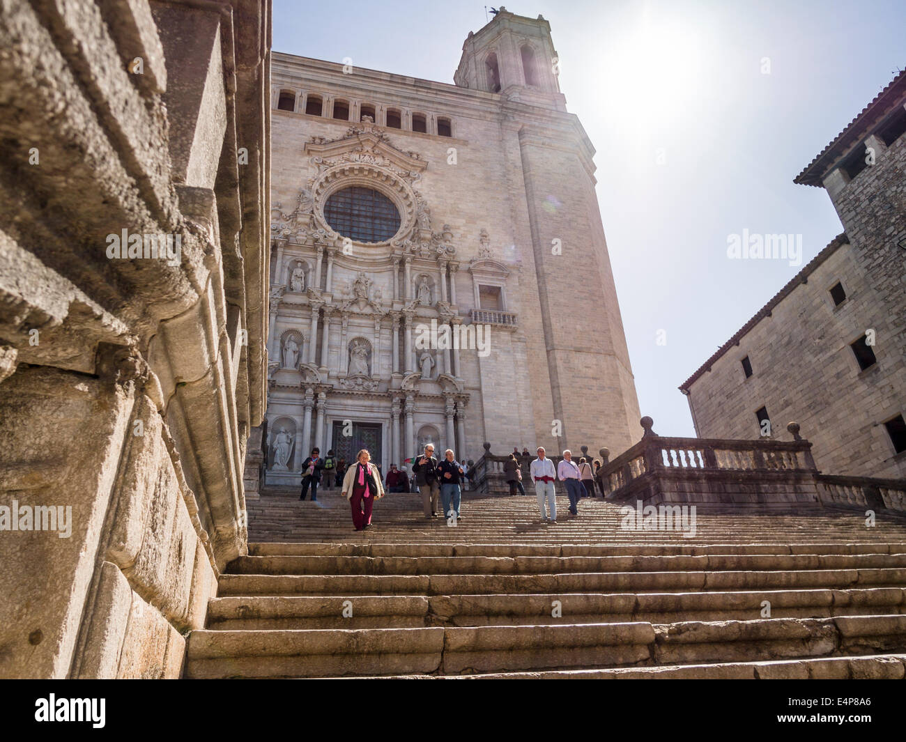 Verlassen die Kathedrale von Girona. Touristen steigen die breiten Stufen aus massiven Kathedrale von Girona. Stockfoto