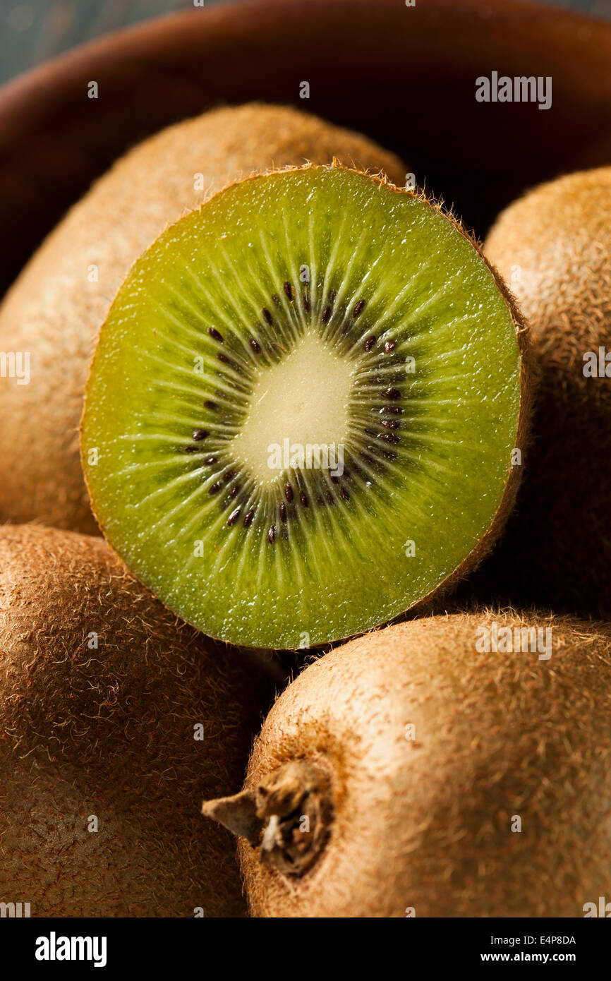Frische Bio grüne Kiwi auf einem Hintergrund Stockfoto