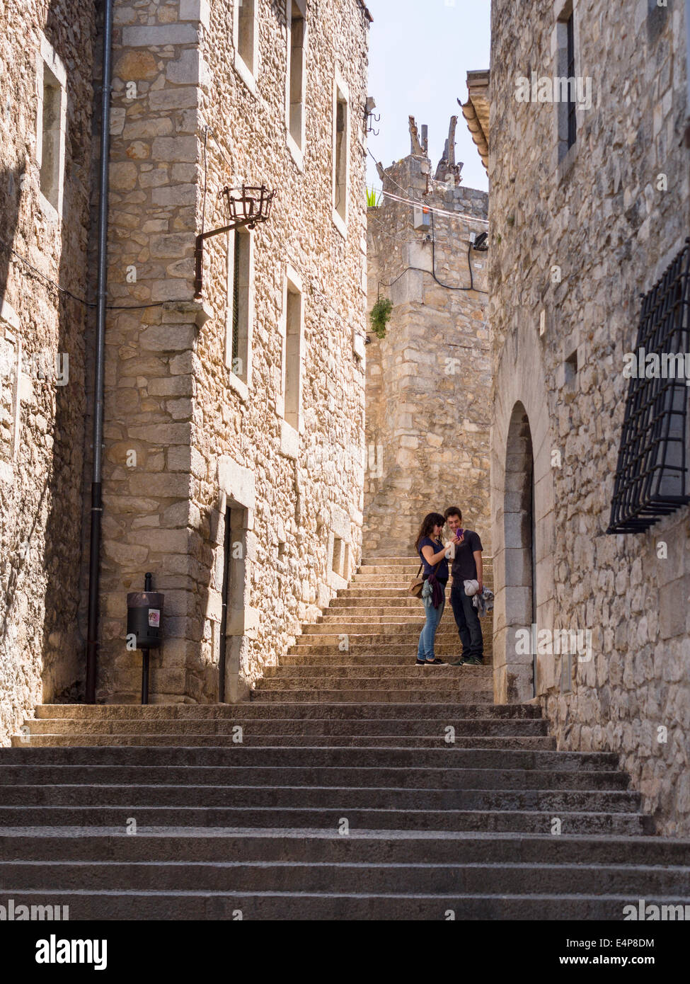 Touristischen paar überprüfen Sie ihre Handy-Fotos. Ein paar stehen in eine Steintreppe Straße in Girona überprüfen Sie ihre aktuelle Fotos Stockfoto