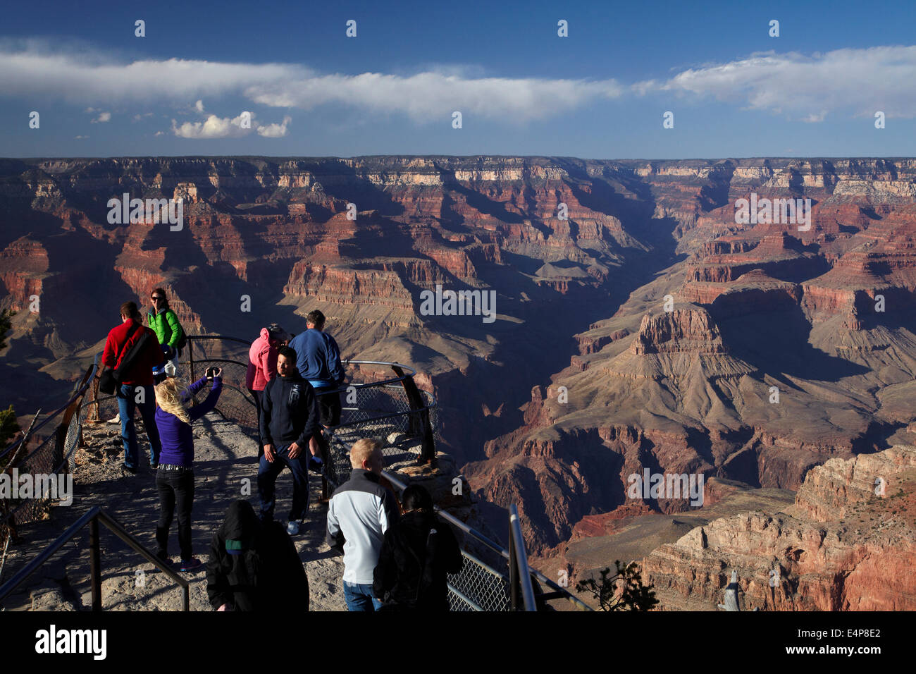 Grand Canyon und Touristen am Mather Point, South Rim, Grand Canyon National Park, Arizona, USA Stockfoto