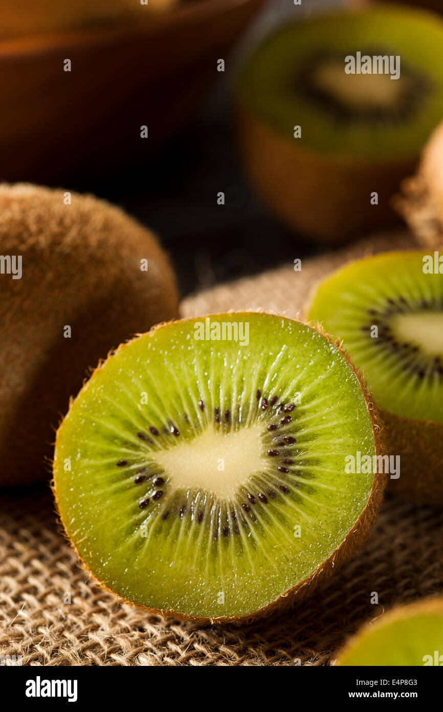 Frische Bio grüne Kiwi auf einem Hintergrund Stockfoto